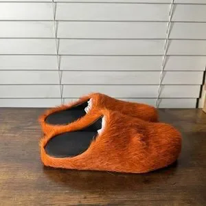 Marni Vibrant Orange Faux Fur Flats Marni Fussbett faux-fur slippers - Orange|SBMR000600P412200R35 main image 4